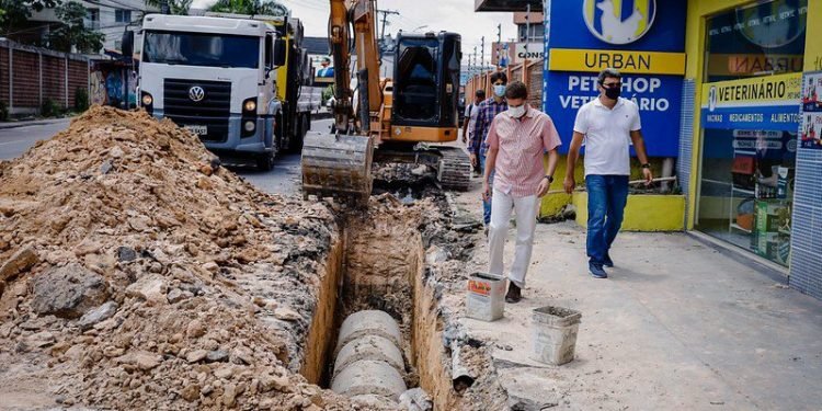 Após implantar rede de drenagem, Prefeitura de Manaus vai recapear trecho da avenida Tancredo Neves
