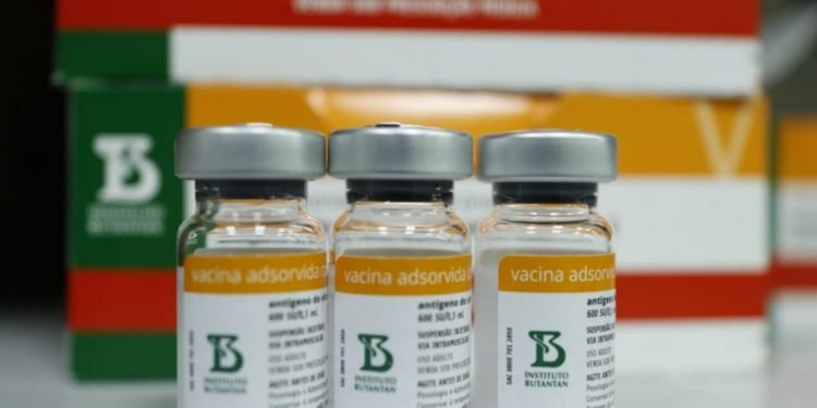 Governo do Amazonas recebe remessas com 3.570 doses de vacinas contra Covid-19