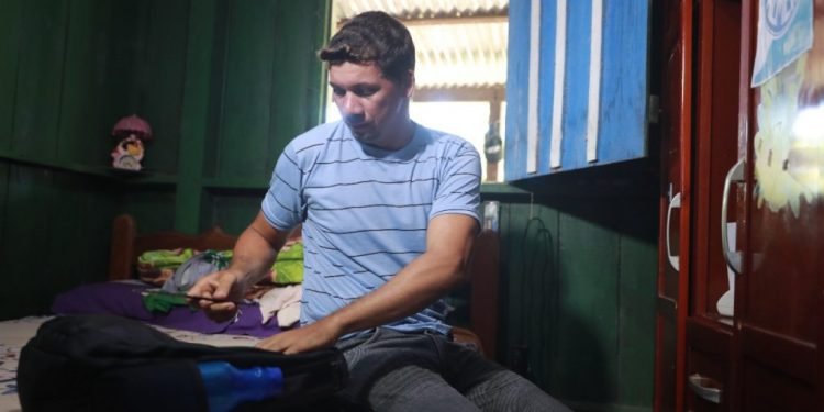 Percorrendo quatro horas para chegar até a faculdade, universitário comemora obra em ramal de Iranduba