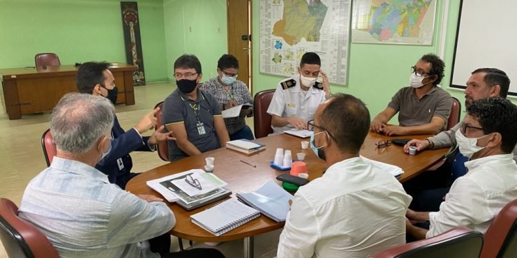 Ipaam reúne grupo de trabalho para tratar de ordenamento e regularização de flutuantes na bacia do Tarumã-Açu