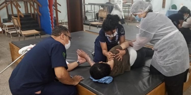 Policlínica Codajás recebe estudantes de fisioterapia e amplia atendimento coletivo aos usuários do SUS