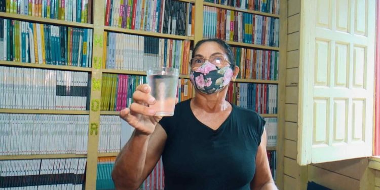 Moradores de comunidade no Careiro da Várzea celebram chegada de água tratada