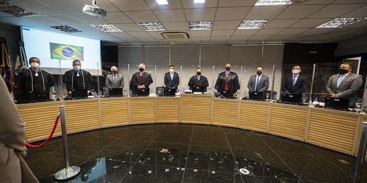 TJAM é representado pelo decano João Simões na sessão solene de posse do desembargador eleitoral Fabrício Marques