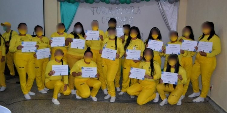 Certificação nos cursos de Pedreiro e Horticultura marca conquista para 35 reeducandas do CDF