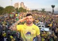 De verde e amarelo, Capitão Carpê participa de ato a favor da democracia no 7 de setembro