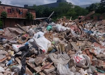 Prefeitura de Manaus aplica multa em proprietário de terreno por descarte irregular de resíduos