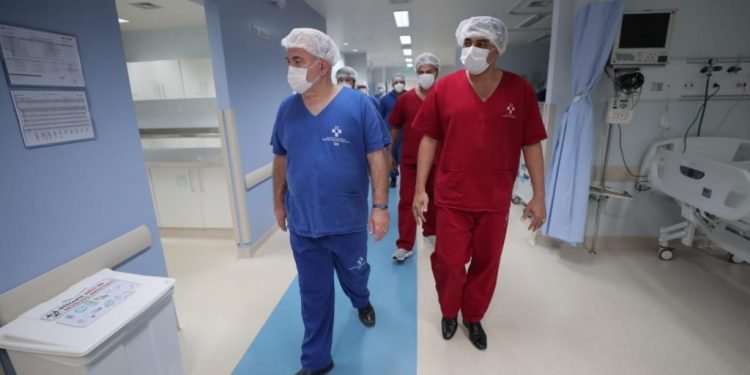 Wilson Lima apresenta ao ministro da Saúde unidade de referência para o tratamento da Covid-19 em Manaus