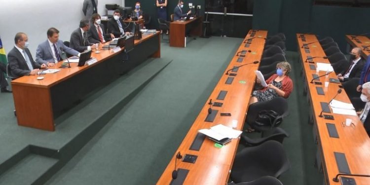 Comissão da reforma administrativa pode votar parecer na próxima semana