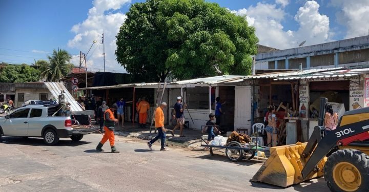 Ação integrada da Prefeitura de Manaus retira boxes que ocupavam faixa e calçada públicas na rua dos Andradas