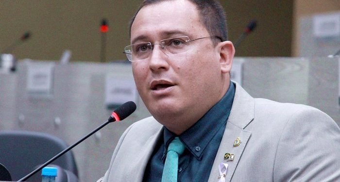 Raiff Matos denuncia banalização do suicídio em livro didático da Seduc-AM