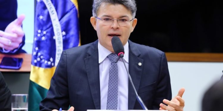 CCJ aprova projeto que permite usar aviação agrícola no combate a incêndio florestal