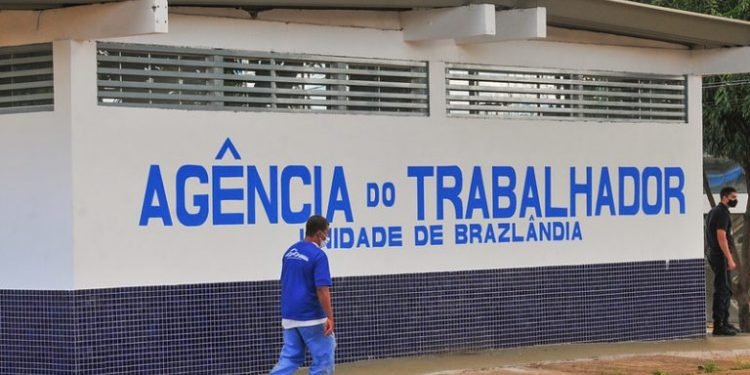 Projeto de Orçamento prevê queda de déficit em 2022, apesar de inflação e precatórios