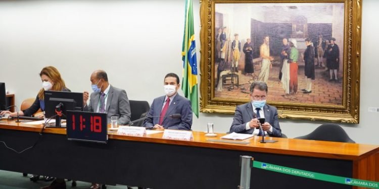 CCJ aprova propostas que homenageiam personalidades