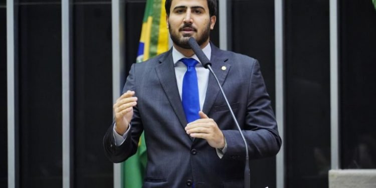 Comissão aprova proposta que cria programa de vacinação nas escolas