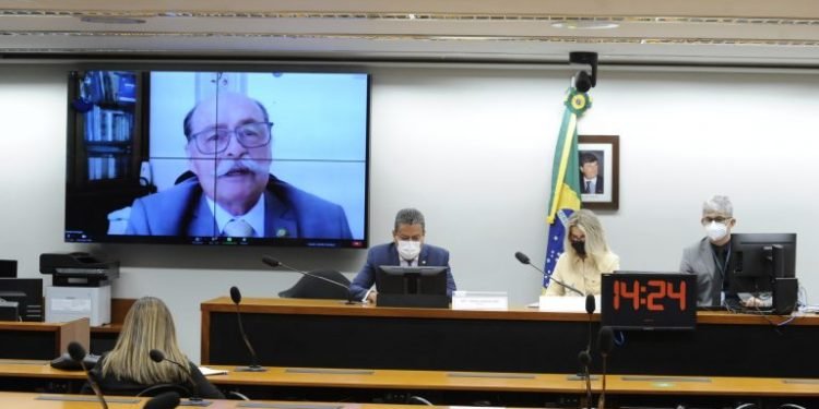 Médicos apontam entraves no uso de planos de saúde; ANS promete debater soluções