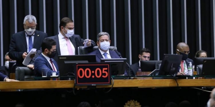 Votação sobre novas regras do Imposto de Renda prosseguirá nesta quinta-feira