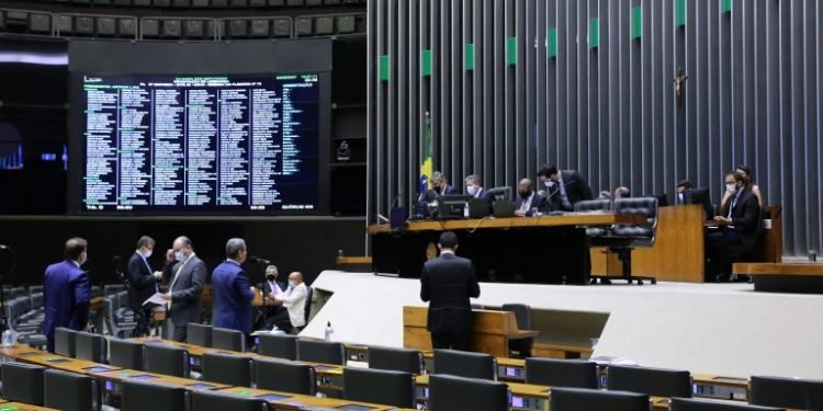 Deputados governistas e de oposição comemoram aprovação de novas regras do Imposto de Renda