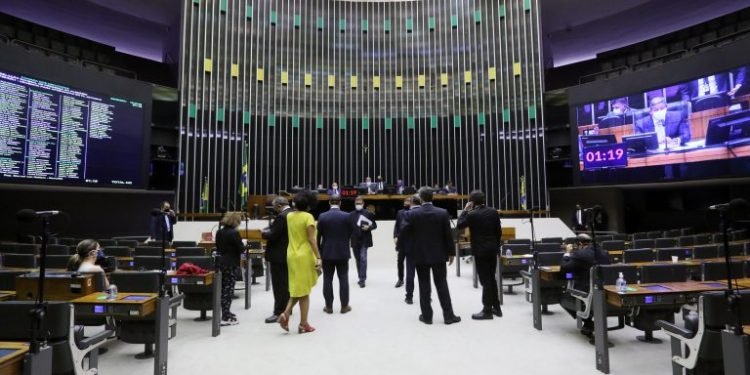 Líderes de oposição cobram impeachment enquanto governistas defendem pacificação