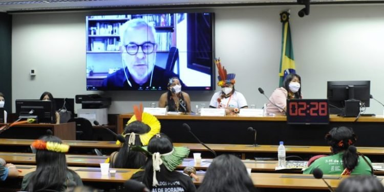 Mulheres indígenas denunciam na Câmara violações contra seus territórios e seus corpos