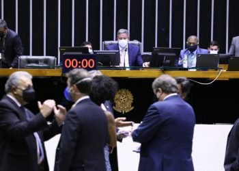 Quarentena para militares, policiais e juízes é excluída do novo Código Eleitoral