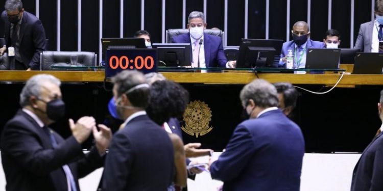 Quarentena para militares, policiais e juízes é excluída do novo Código Eleitoral