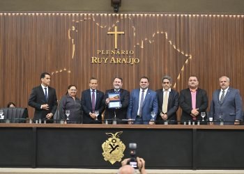 Geradora de emprego e renda no Amazonas, Ambev é homenageada por Roberto Cidade e Adjuto Afonso em Sessão Especial