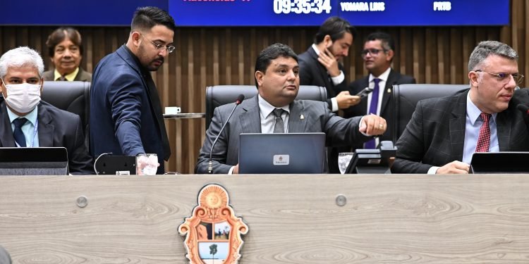Vereadores deliberam 16 projetos no plenário da Câmara Municipal de Manaus