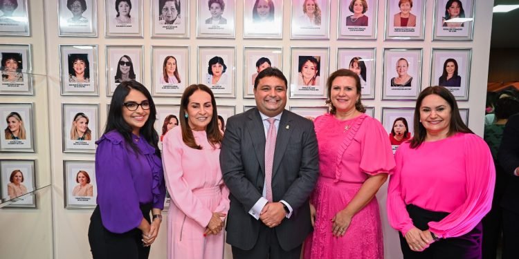 ‘É uma justiça que se faz’, diz Caio André, ao inaugurar galeria ‘Mulheres no Parlamento’ na CMM