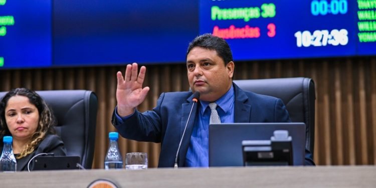 Projeto de Caio André que proíbe instalação de medidores aéreos de energia avança na CMM