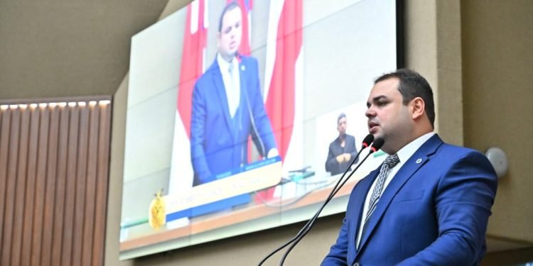 PL de Roberto Cidade propõe criação de campanha de valorização e respeito ao professor na rede pública e privada de educação