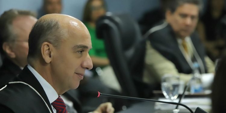 TCE-AM multa ex-presidente da Câmara de Iranduba em mais de R$535 mil