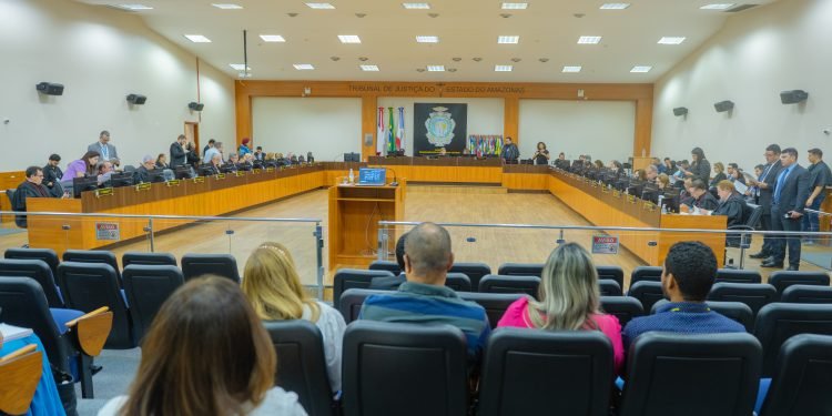 Pleno do TJAM realiza promoção e remoção de juízes