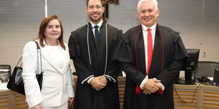 Vice-presidente do TCE-AM participa de posse de membro da Justiça Eleitoral￼