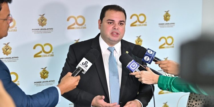 Leis de Roberto Cidade ampliam atenção para pacientes portadores de doenças raras