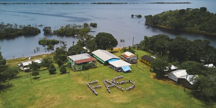 Projeto beneficia mais de 400 ribeirinhos com redução de gastos a partir da fabricação de gelo próprio