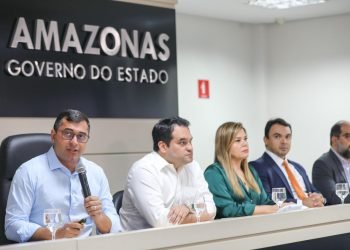 Governo anuncia reajuste para servidores da Educação e coloca piso salarial de professores entre os maiores do país