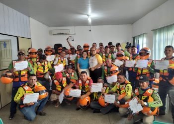 Em Barreirinha e Nhamundá, Detran Amazonas entrega kits de capacete e colete para mototaxista