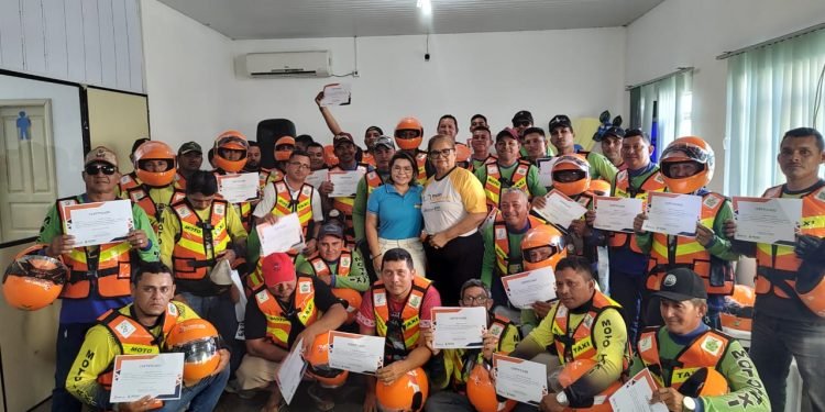 Em Barreirinha e Nhamundá, Detran Amazonas entrega kits de capacete e colete para mototaxista