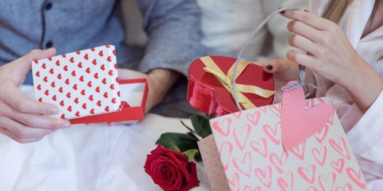 Procon-AM orienta consumidores para as compras de presentes do Dia dos Namorados