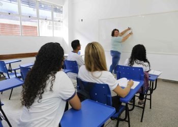 Governo do Amazonas reafirma compromisso com educadores e realiza pagamento de progressões verticais