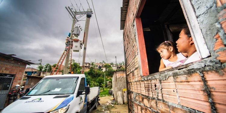 Peixoto cumpre promessa e leva energia elétrica para a Comunidade Nossa Vitória
