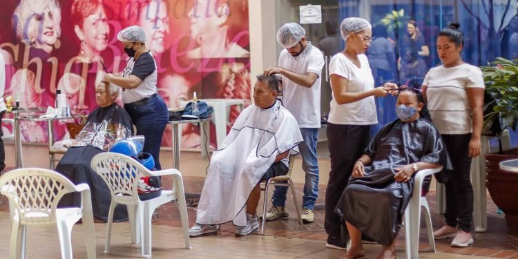 Ônibus do Idoso: Sejusc leva mutirão de serviços ao Centro de Convivência da Aparecida