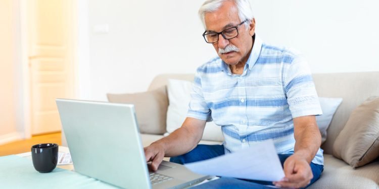 Com início da restituição do Imposto de Renda, Serasa alerta idosos sobre golpes financeiros