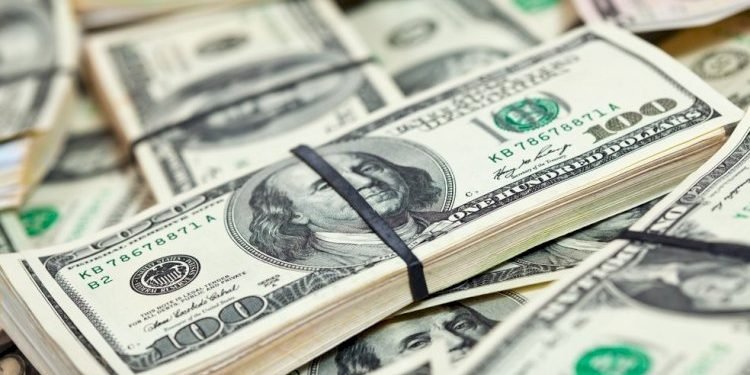 Dólar fecha em R$ 4,80 após divulgações do Fed e da S&P e segue no menor patamar em um ano