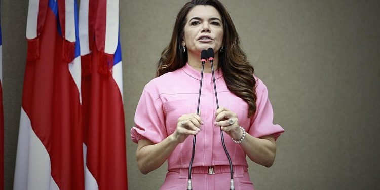 Alessandra Campelo elogia sanção da lei da igualdade salarial entre mulheres e homens