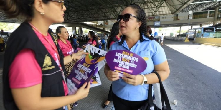 Campanha ‘Deixa de Enxerimento’ sensibiliza usuários de ônibus no T3 contra importunação sexual de mulheres