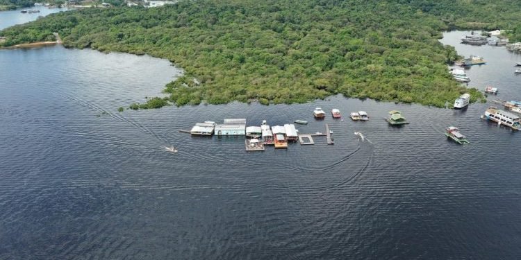 Vara do Meio Ambiente intima órgãos envolvidos em processo envolvendo flutuantes de Manaus
