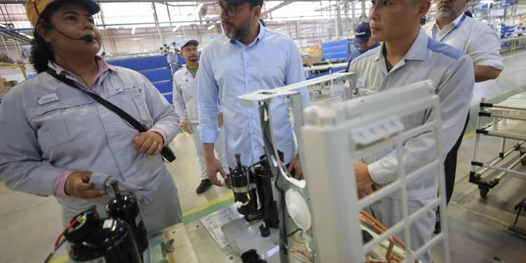 Em visita à fábrica do Polo Industrial de Manaus, Wilson Lima reafirma que reforma tributária precisa proteger a ZFM