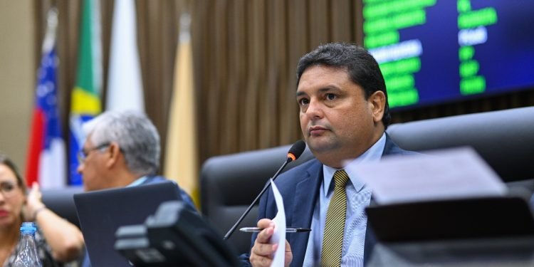 Na gestão Caio André, CMM faz ‘reparação histórica’ ao tramitar Projeto que iguala salário-base ao valor do mínimo de R$ 1.320