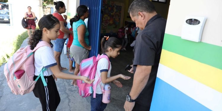 Alunos da rede pública estadual retornam às aulas após recesso escolar
